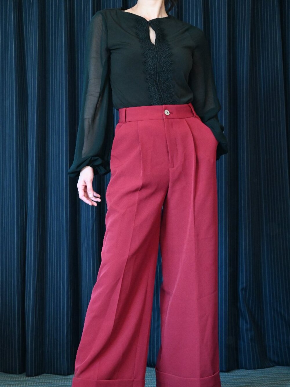White House Black Market Sheer Sleeve Lace Detail Top (XXS)